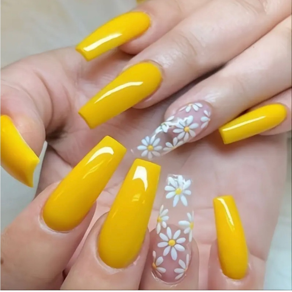 24 pcs Camellia Press On Nails.